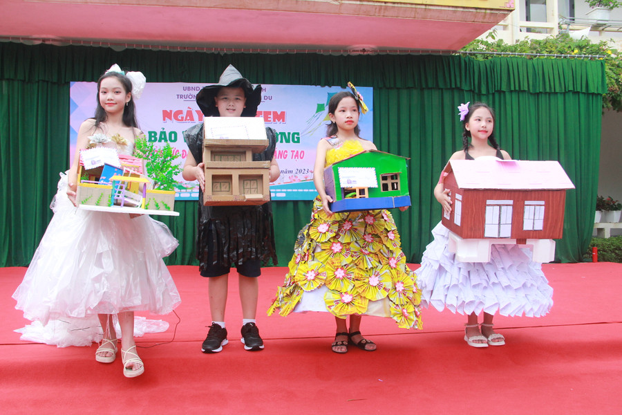 Các sản phẩm mô hình đoạt giải. (Ảnh: Khánh Vy) Các sản phẩm mô hình đoạt giải. (Ảnh: Khánh Vy)