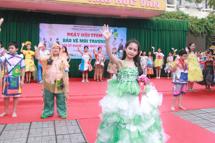 Với thần thái tự tin, thoải mái, các em đã có những phần trình diễn đầy ấn tượng. (Ảnh: Khánh Vy) Với thần thái tự tin, thoải mái, các em đã có những phần trình diễn đầy ấn tượng. (Ảnh: Khánh Vy)