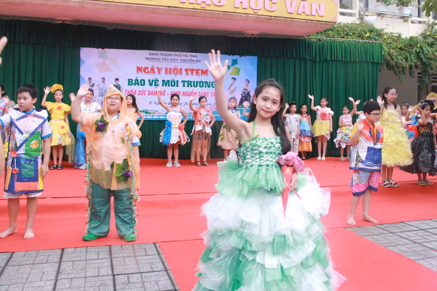 Với thần thái tự tin, thoải mái, các em đã có những phần trình diễn đầy ấn tượng. (Ảnh: Khánh Vy) Với thần thái tự tin, thoải mái, các em đã có những phần trình diễn đầy ấn tượng. (Ảnh: Khánh Vy)