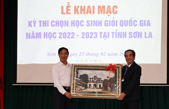 Ông Đỗ Tiến Hùng (áo đen bên trái) tặng quà lưu niệm cho Sở GD&ĐT tỉnh Sơn La. Ông Đỗ Tiến Hùng (áo đen bên trái) tặng quà lưu niệm cho Sở GD&ĐT tỉnh Sơn La.