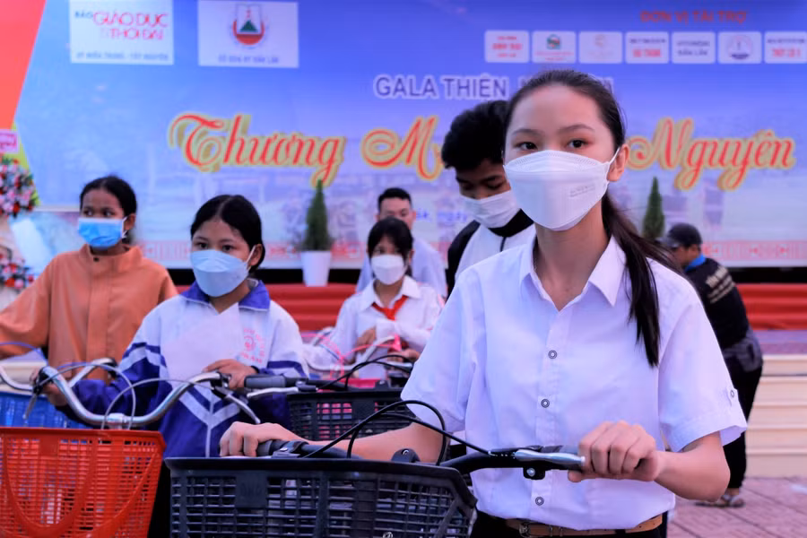 Đặc biệt, những học sinh vùng sâu vùng xa, cách trường hàng chục km rất cần phương tiện để đi lại.