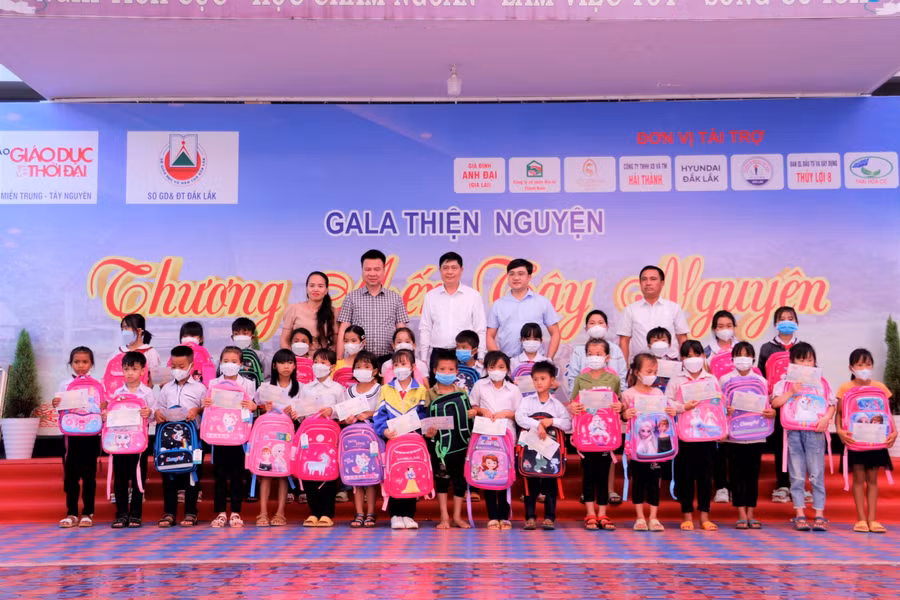 Có 30 suất quà (1 triệu đồng tiền mặt và ba lô trị giá 300 nghìn đồng/suất) được trao đến các em học sinh tại chương trình.