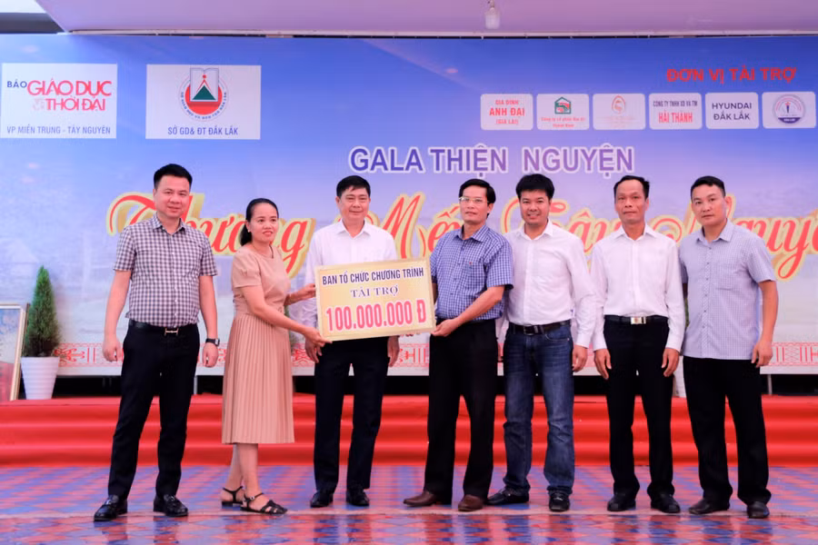 Lãnh đạo Sở GD&amp;ĐT tỉnh Đắk Lắk cùng đại diện chính quyền địa phương nhận quà tài trợ công trình nước sạch tại buôn Lách Ló số tiền 100 triệu đồng.