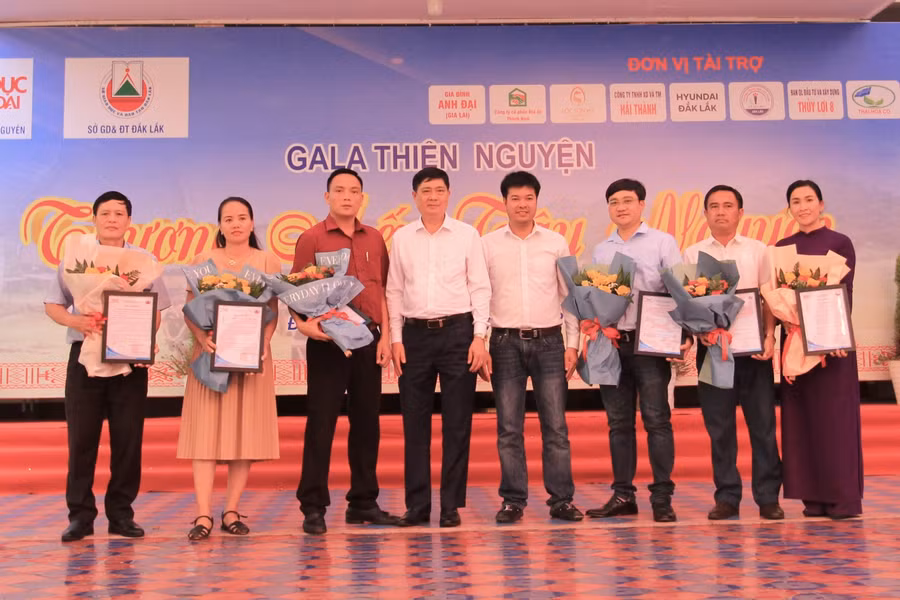 Tại chương trình, Ban tổ chức cũng đã tặng hoa và thư cảm ơn đến các nhà tài trợ, đơn vị đồng hành.