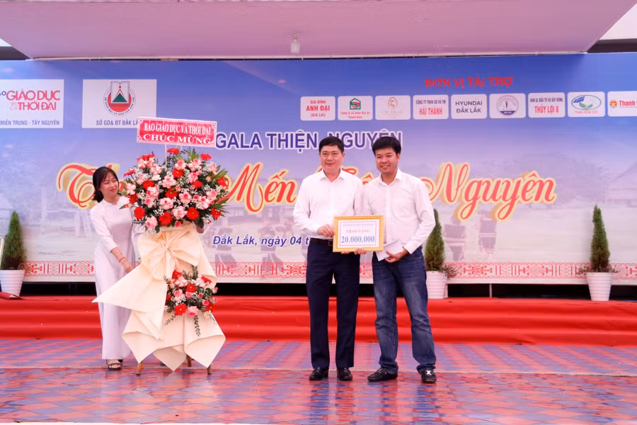 Ban tổ chức nhận quà tài trợ số tiền 20 triệu đồng từ Sở GD&amp;ĐT tỉnh Đắk Lắk để trao đến những học sinh, giáo viên có hoàn cảnh khó khăn.