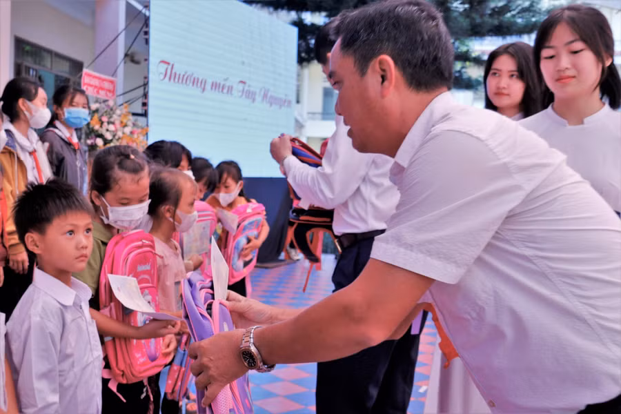 Các nhà tài trợ cũng đồng hành trao quà đến học sinh và giáo viên tại chương trình.