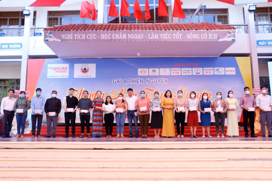 Có 20 suất quà (2 triệu đồng/suất) được trao đến giáo viên có hoàn cảnh khó khăn đang công tác trên địa bàn tỉnh Đắk Lắk.