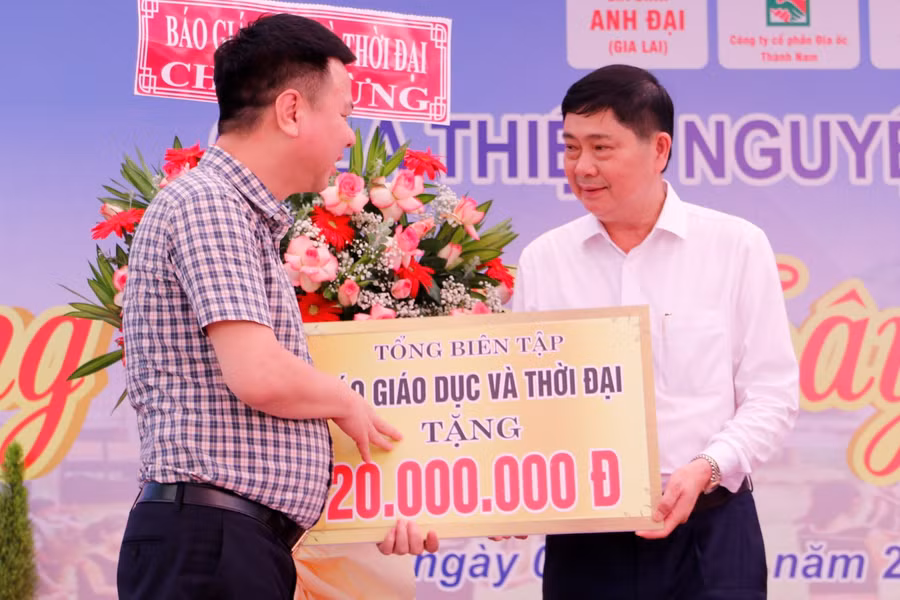 Lãnh đạo Sở GD&amp;ĐT tỉnh Đắk Lắk nhận quà tài trợ của Tổng Biên tập Báo GD&amp;TĐ dành cho các em học sinh có hoàn cảnh khó khăn trên địa bàn.