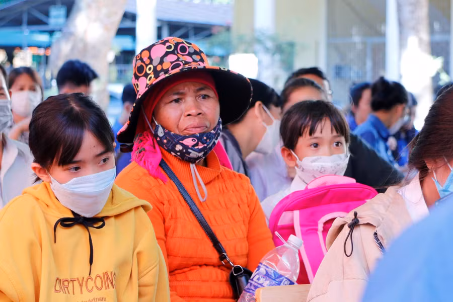 Nhiều phụ huynh cùng đưa con đến tham dự chương trình.