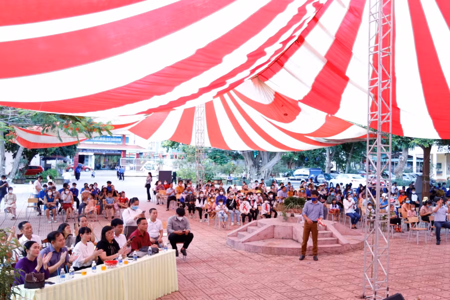 Rất đông học sinh, người dân đến tham dự Gala.