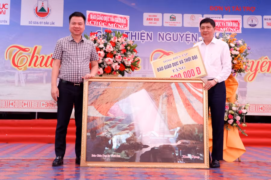 Tại chương trình, Tổng Biên tập Báo GD&amp;TĐ cũng tặng hoa chúc mừng và quà lưu niệm đến Sở GD&amp;ĐT tỉnh Đắk Lắk.