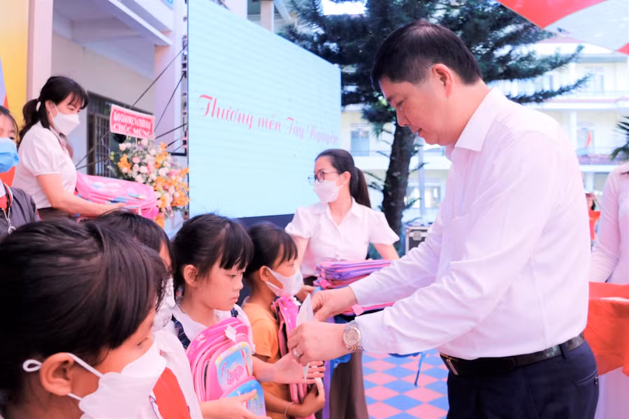 Văn phòng Báo GD&amp;TĐ khu vực MT-TN và Sở GD&amp;ĐT tỉnh Đắk Lắk mong những món quà sẽ giúp các em học sinh vơi bớt khó khăn, vươn lên trong học tập.