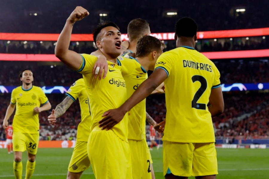 Nicola Barella ăn mừng cùng các đồng đội ở Inter Milan. Nicola Barella ăn mừng cùng các đồng đội ở Inter Milan.