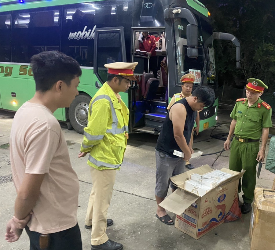 13 thùng giấy chứa 955 cây thuốc lá (9.550 gói thuốc lá) nhãn hiệu Jet được vận chuyển trên xe khách (Ảnh: CACC). 13 thùng giấy chứa 955 cây thuốc lá (9.550 gói thuốc lá) nhãn hiệu Jet được vận chuyển trên xe khách (Ảnh: CACC).