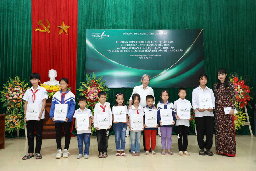 Gia đình nhà thơ Thâm Tâm trao học bổng &apos;Thâm Tâm&apos; năm 2023 cho học sinh nghèo vượt khó ở huyện Quảng Hòa, Cao Bằng. Ảnh: NVCC