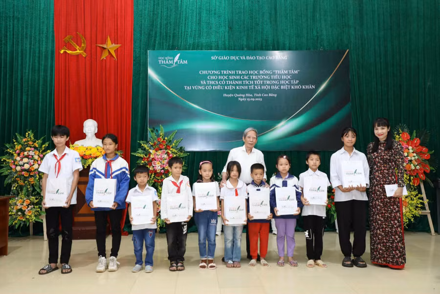 Gia đình nhà thơ Thâm Tâm trao học bổng 'Thâm Tâm' năm 2023 cho học sinh nghèo vượt khó ở huyện Quảng Hòa, Cao Bằng. Ảnh: NVCC