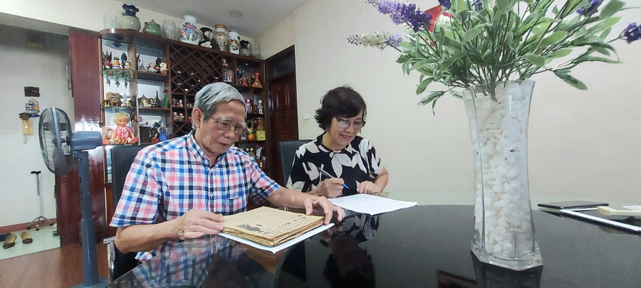 Ông Nguyễn Tuấn Khoa và bà Nguyễn Ngọc Mỹ đã dành gần 3 năm cặm cụi với những trang văn của cha mình - nhà thơ Thâm Tâm. Ảnh: Bình Thanh