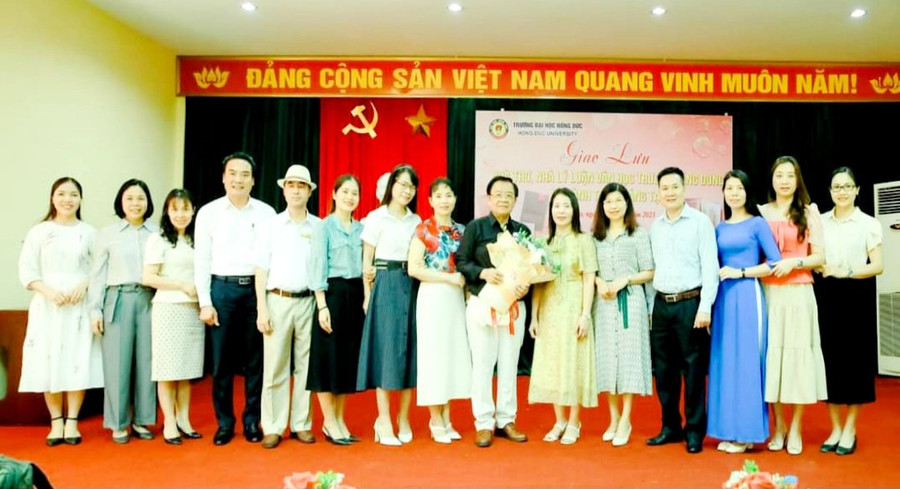 PGS.TS Trương Đăng Dung (thứ 7 từ phải qua) trong buổi giao lưu tại Trường Đại học Hồng Đức. Ảnh: NVCC.