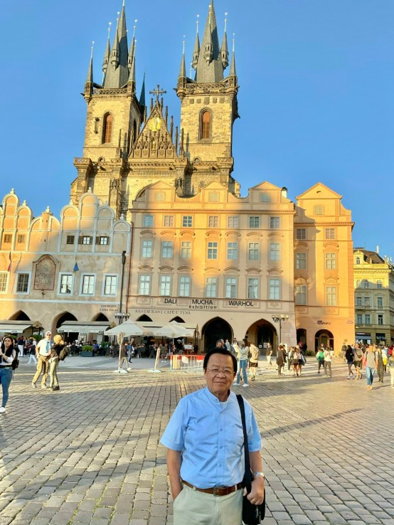 PGS.TS Trương Đăng Dung trong chuyến thăm châu Âu. Ảnh: NVCC