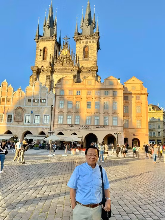 PGS.TS Trương Đăng Dung trong chuyến thăm châu Âu. Ảnh: NVCC