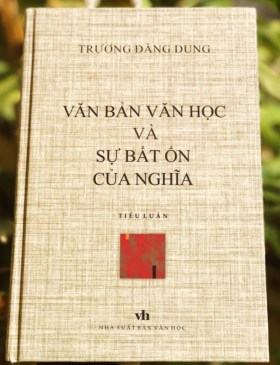 Tác phẩm &apos;Văn bản văn học và sự bất ổn của nghĩa&apos; của PGS.TS Trương Đăng Dung nhận giải thưởng của Hội Nhà văn Việt Nam năm 2021 ở hạng mục Lý luận - phê bình.