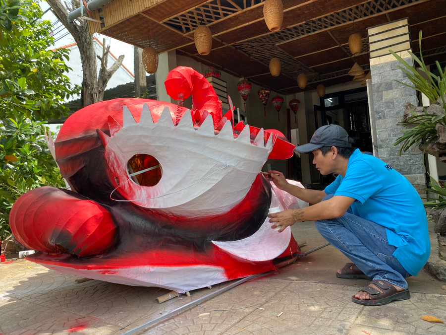 Anh Hưng đang sơn đầu lân Thiên cẩu. Loại đầu lân chỉ có ở phố cổ Hội An.