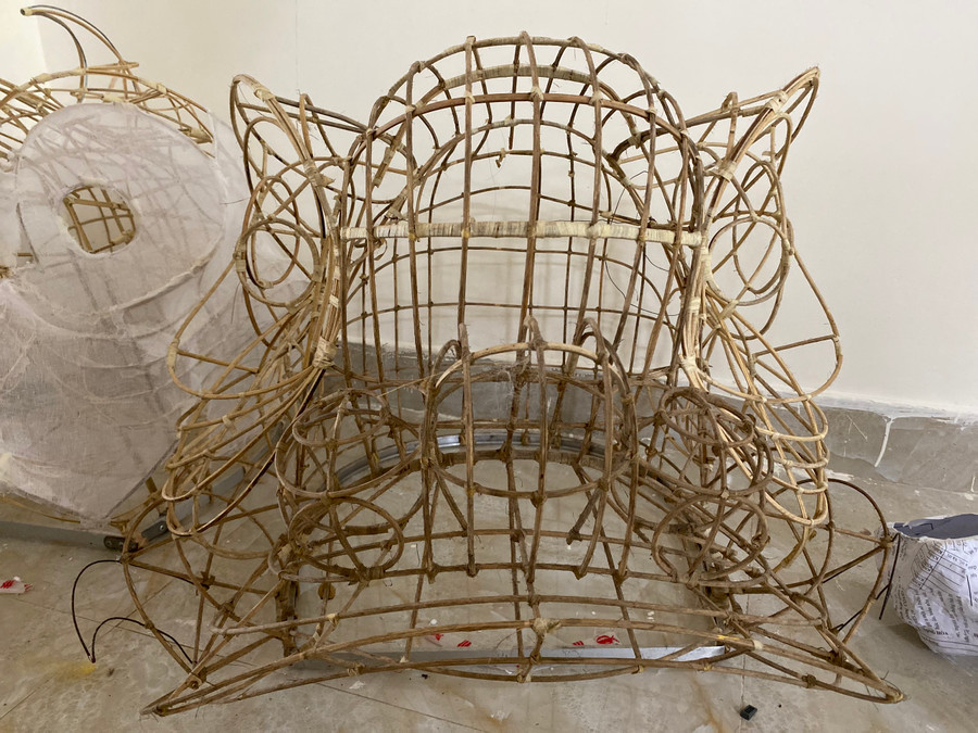 Khung sườn của đầu lân được làm bằng tre.