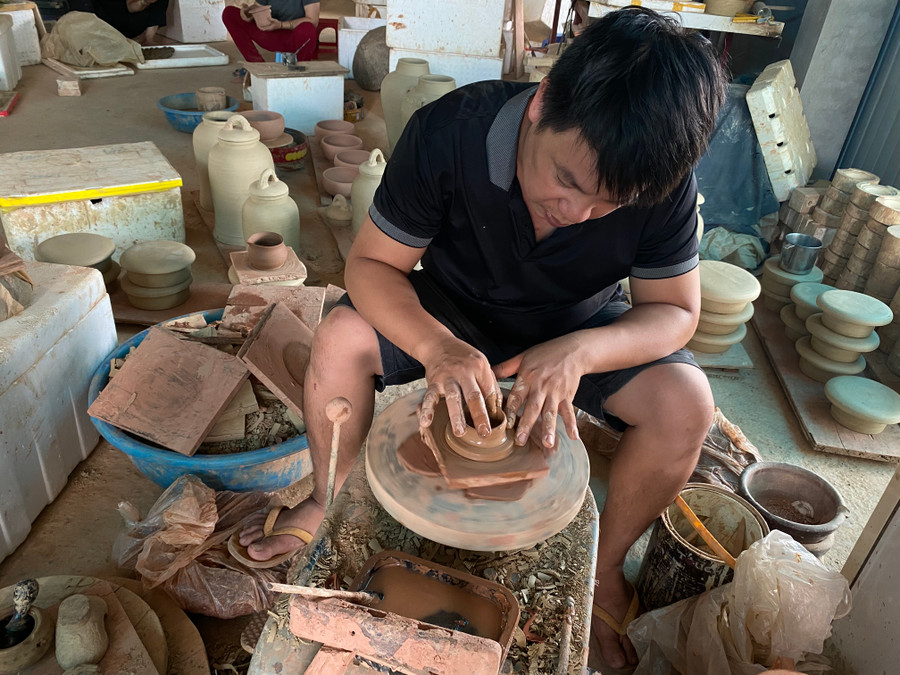 Anh Lại Tuấn Sơn, thợ lành nghề làng gốm. Anh Lại Tuấn Sơn, thợ lành nghề làng gốm.