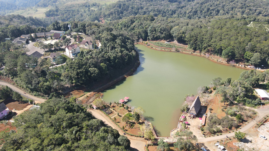 Hồ Đăk Ke hay còn gọi là Toong Rpông nằm yên bình bên những rừng thông bạt ngàn. Ảnh: Trọng Thịnh