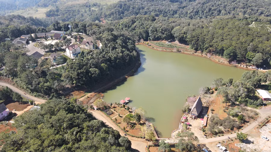 Hồ Đăk Ke hay còn gọi là Toong Rpông nằm yên bình bên những rừng thông bạt ngàn. Ảnh: Trọng Thịnh