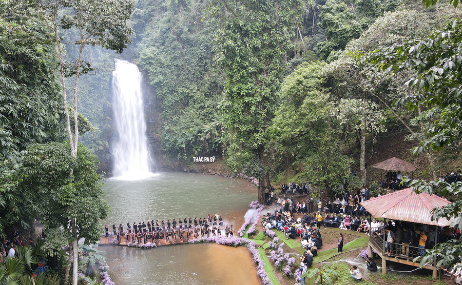 Thác Pa Sỹ là nơi 1 trong 3 tia lửa văng vào vách núi tạo thành, ngày nay thu hút đông du khách ghé thăm. Ảnh: Trọng Thịnh