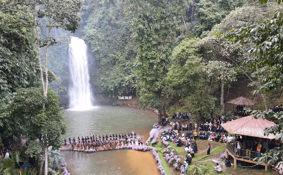 Thác Pa Sỹ là nơi 1 trong 3 tia lửa văng vào vách núi tạo thành, ngày nay thu hút đông du khách ghé thăm. Ảnh: Trọng Thịnh