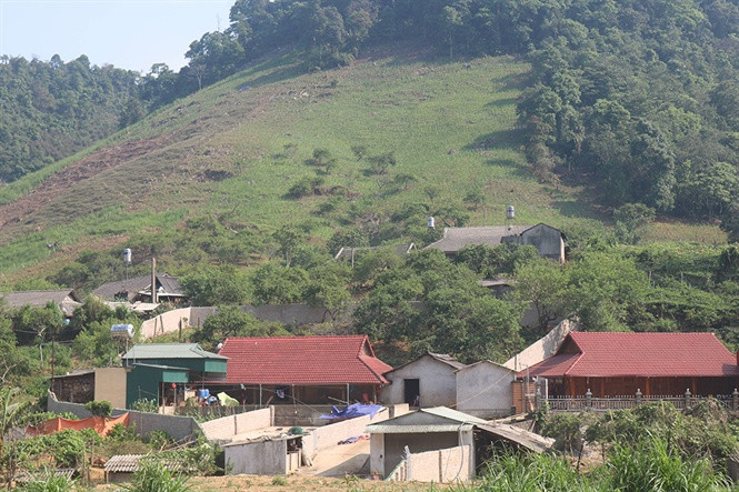 Những ngôi nhà mới được xây dựng kiên cố.