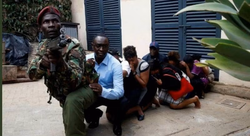 Giải cứu một nhóm thường dân trong khi khách sạn bị tấn công Giải cứu một nhóm thường dân trong khi khách sạn bị tấn công