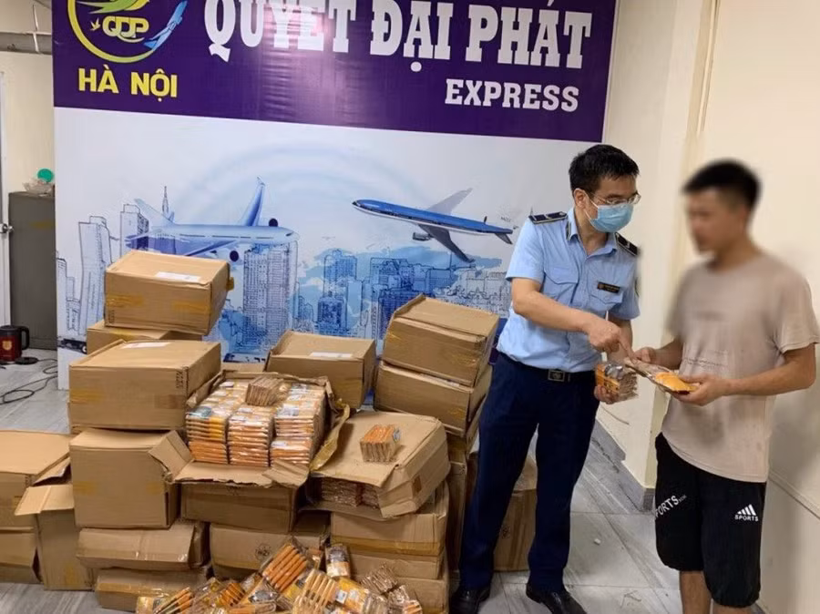 Cơ quan chức năng kiểm tra số hàng hóa và tang vật thu giữ.