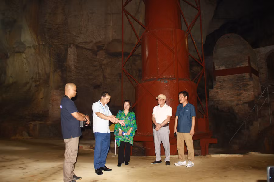 Khách du lịch tham quan Lò cao.