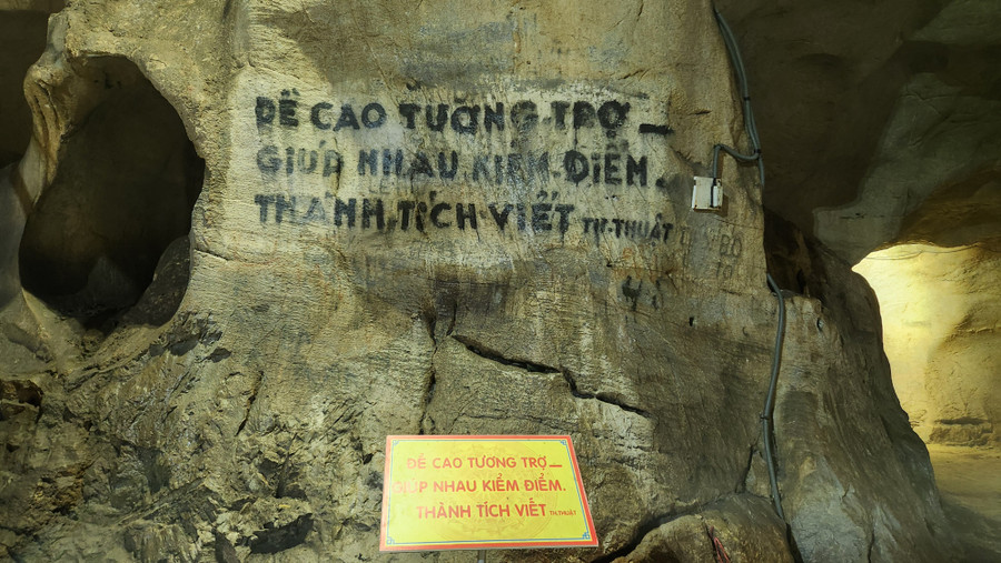 Khẩu hiệu còn in trên vách đá.