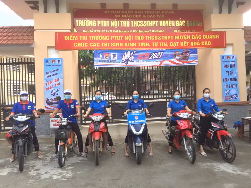 Đội xe ôm tình nguyện đưa đón thí sinh của ĐTNCS Hồ Chí Minh huyện Bắc Quang. Ảnh: Bá Hải