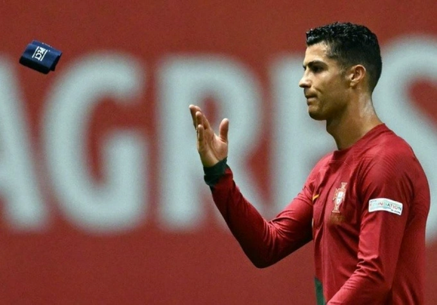 Ronaldo ném băng thủ quân xuống đất sau trận Bồ Đào Nha thua Tây Ban Nha 0-1.