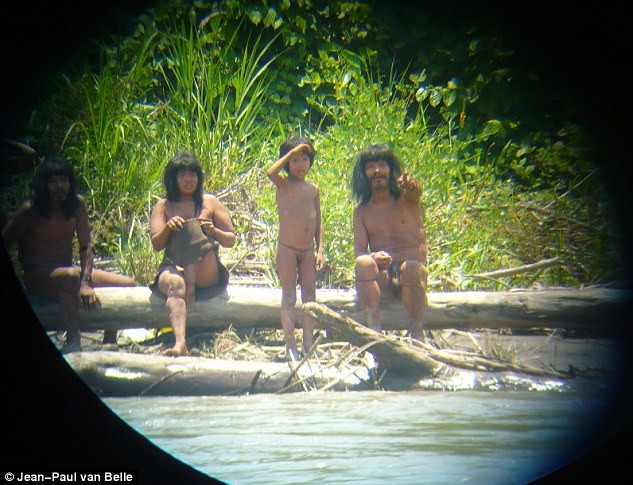 Thành viên của bộ tộc Mashco Piro tìm trứng rùa làm thức ăn bên bờ sông Madre de Dios ở Peru, giáp Brazil. Họ đã sống trong rừng Amazon ít nhất 6 thế kỷ và không liên lạc với thế giới bên ngoài. Tuy nhiên, trong những năm trở lại đây, lâm tặc, các băng đảng ma túy và du khách đang xâm phạm cuộc sống của bộ tộc khiến họ phải xin dân làng thức ăn và vũ khí để săn bắn. Người của Mashco Piro rất hung hăng và sẵn sàng bắn chết đối tượng muốn tiếp cận bằng cung tên. Năm 2011, họ đã giết một người và gần đây, một nạn nhân khác thiệt mạng. 1