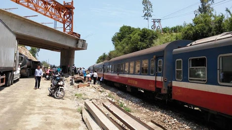 Vụ đá rơi làm tàu trật bánh thiệt hại gần 2 tỷ đồng