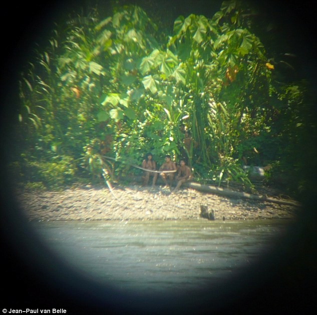 Mashco Piro hiện sống tại khu vực rộng lớn bên bờ sông Madre de Dios. Những hình ảnh mà người ta ghi lại được về tộc người này đang dần hé lộ cuộc sống của họ. Các nhà nghiên cứu đã hiểu một phần cách những thổ dân xây dựng lều và thói quen sinh hoạt của bộ lạc. Chẳng hạn, vào mùa khô, người Mashco Piro sẽ kiếm trứng rùa trong khi mùa mưa, họ sẽ lui vào rừng sâu để săn bắn. 1