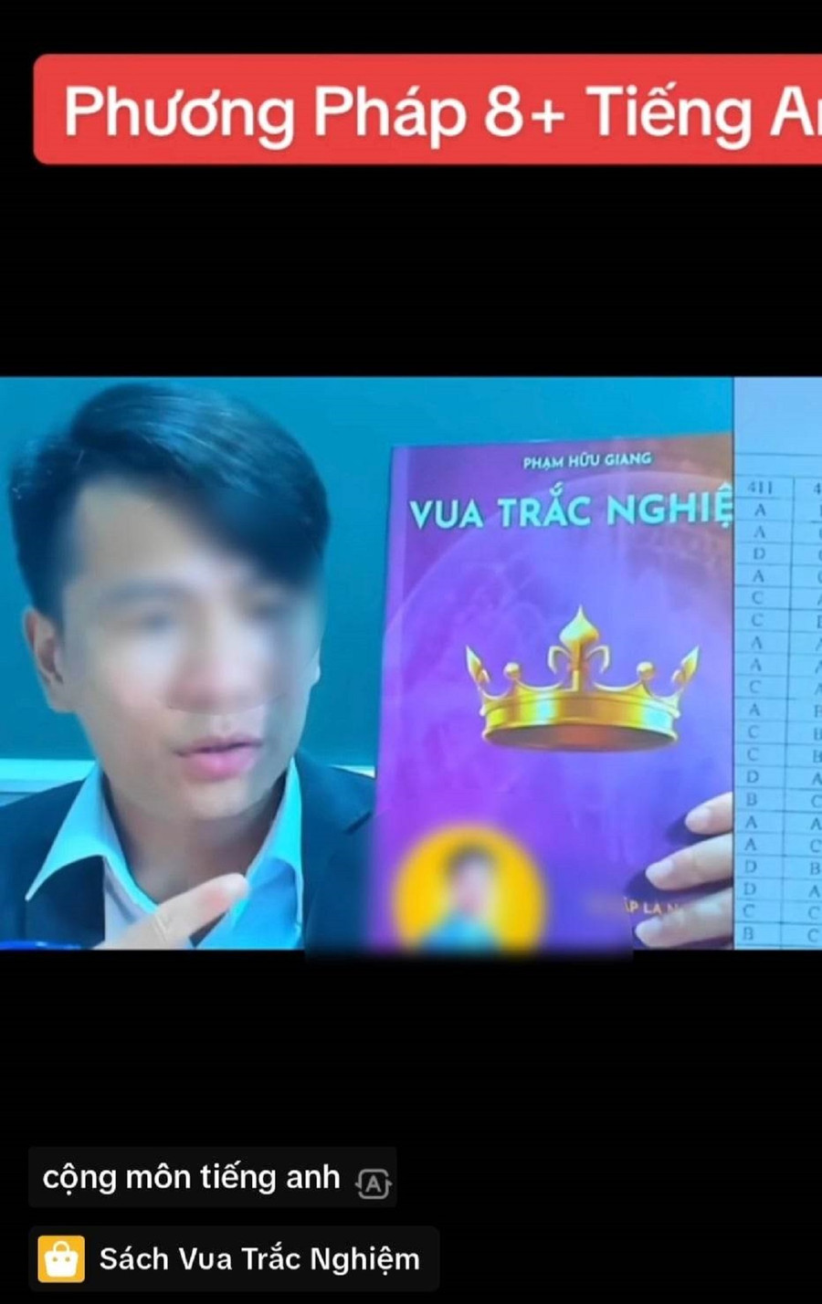 Giáo viên TikTok hướng dẫn học viên khoanh lụi qua quyển sách &apos;vua trắc nghiệm&apos;.