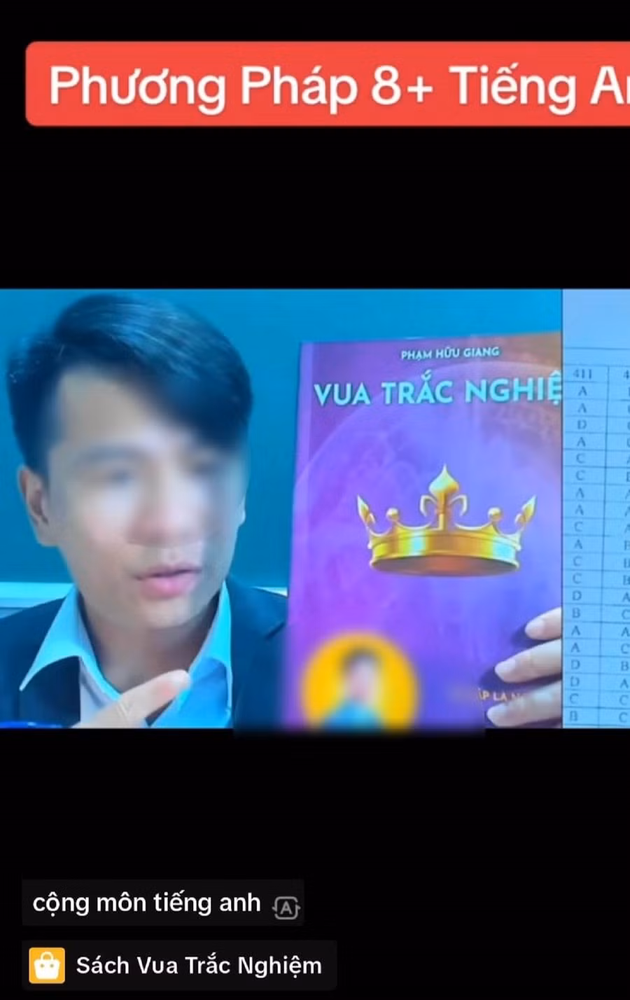 Giáo viên TikTok hướng dẫn học viên khoanh lụi qua quyển sách 'vua trắc nghiệm'.