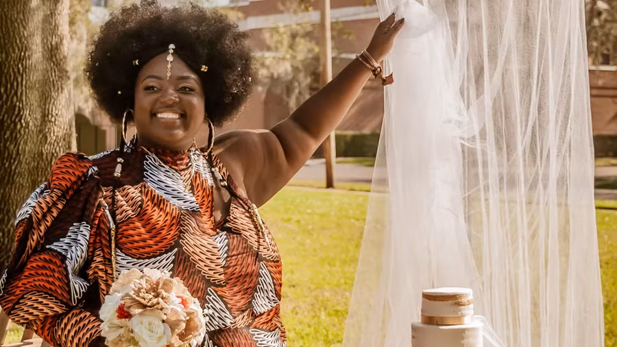 Danni Adams kết hôn với chính mình tại Sanford, bang Florida. Ảnh: CNN/Stormie Bray