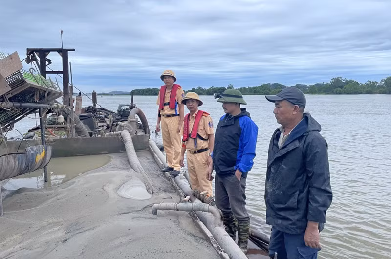 Nhiều vụ việc tàu 'cát tặc' bị bắt giữ trên địa bàn tỉnh Bắc Giang.