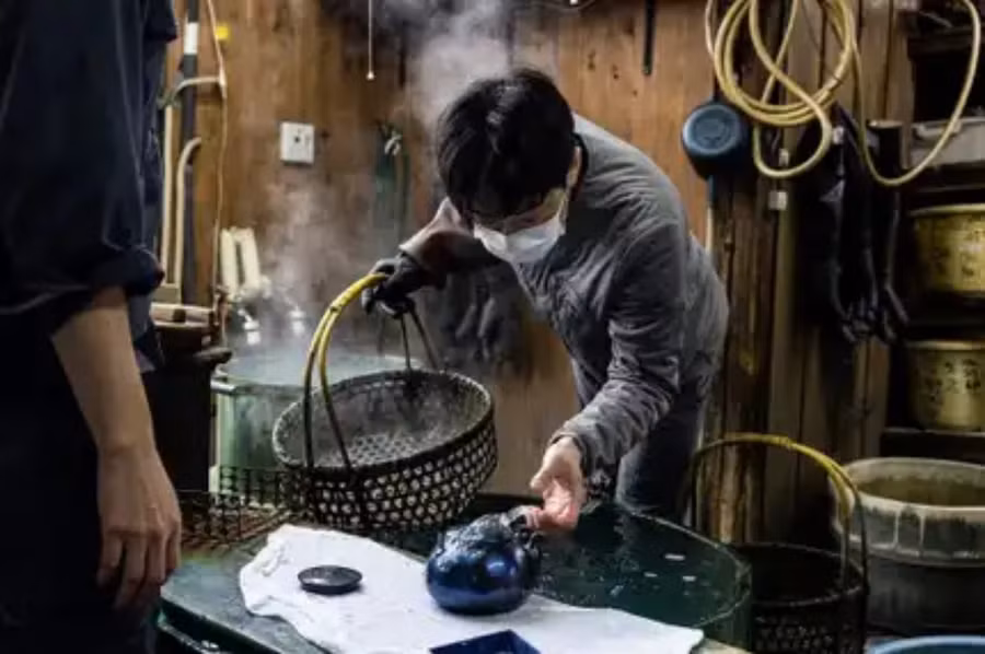 Những người thợ thủ công làm tối bề mặt của đồng bằng dung dịch lưu huỳnh. Ảnh: Thomas Nicolon