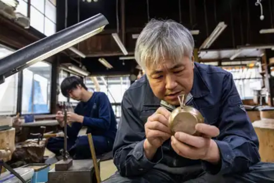 Hiroki Tamagawa, trưởng xưởng Gyokusendo, tạo ra ấm trà. Ảnh: Thomas Nicolon Hiroki Tamagawa, trưởng xưởng Gyokusendo, tạo ra ấm trà. Ảnh: Thomas Nicolon