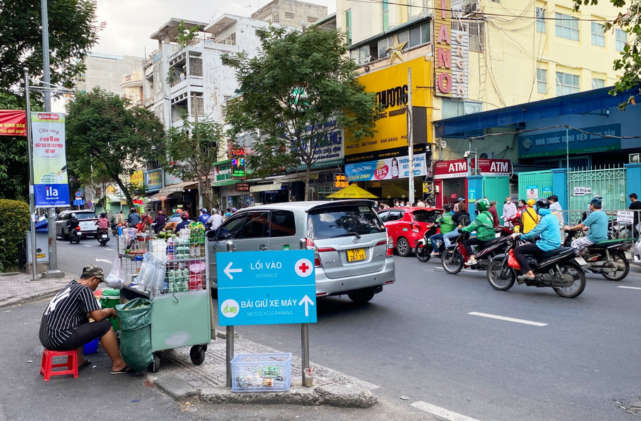 Một người dân bán hàng rong trên vỉa hè đường Điện Biên Phủ, Quận 3, TPHCM.