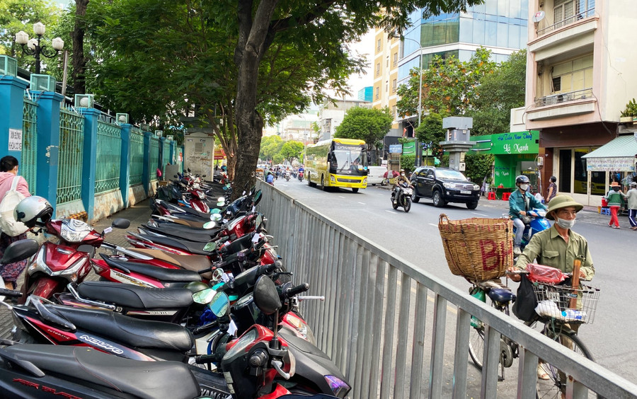 Vỉa hè đường Điện Biên Phủ, Quận 3, trước Bệnh viện Bình Dân được sử dụng để giữ xe.